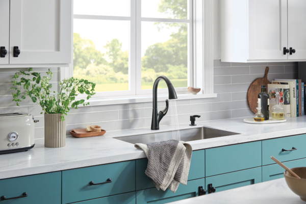 P7935LF-BL - Single Handle Pulldown Kitchen Faucet