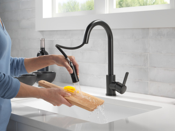 P7946LF-BLTP - Single-Handle Pull-Down Kitchen Faucet