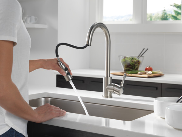 P7946LF-SS-1.0 - Single-Handle Pull-Down Kitchen Faucet