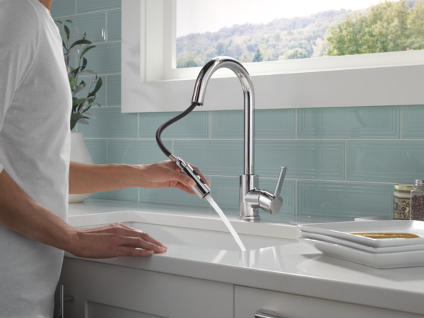 P7946LF-TP - Single-Handle Pull-Down Kitchen Faucet