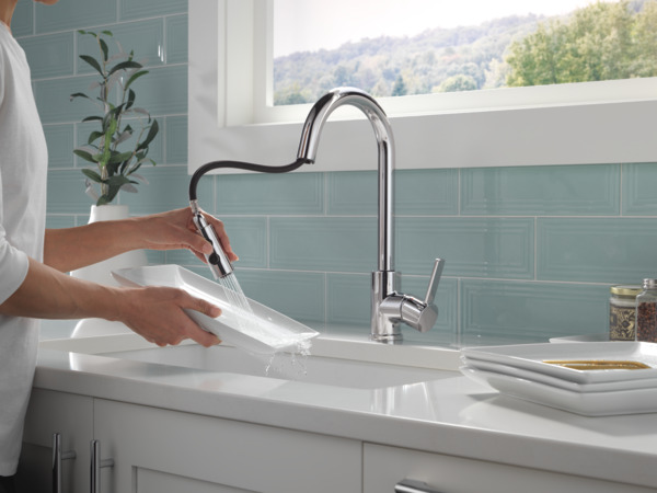 P7946LF-TP - Single-Handle Pull-Down Kitchen Faucet