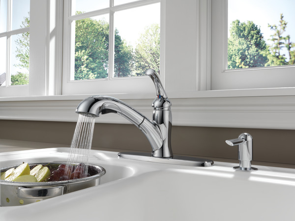 P85600LF-SD - Single Handle Pull-Out Kitchen Faucet with Soap