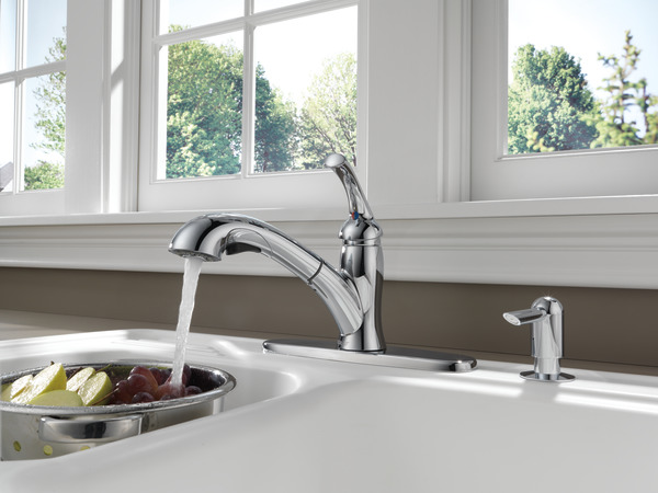 P85600LF-SD - Single Handle Pull-Out Kitchen Faucet with Soap