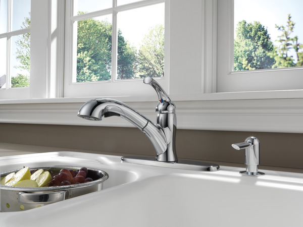 P85600LF-SD - Single Handle Pull-Out Kitchen Faucet with Soap
