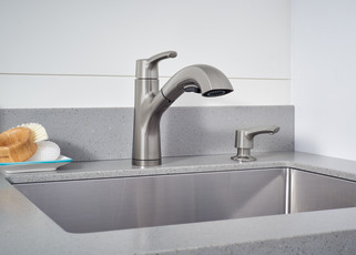 P6935LF-SS - Single Handle Pullout Kitchen Faucet